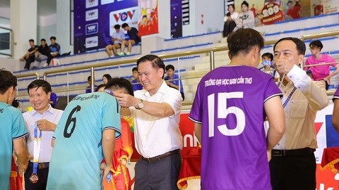 Simone Inzaghi celebrating with his Inter Milan players after beating Barcelona.